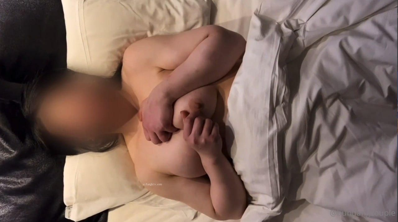 三个00後嫩妹妹！超嫩小穴一起秀！美腿白丝袜，跳蛋震穴特写，轮流展示互舔奶子，浴室洗澡诱惑